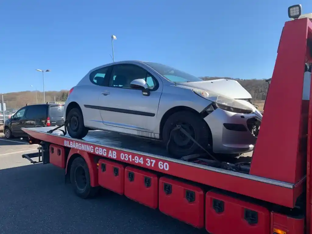 Skrotbil i Göteborg värderas inför försäljning baserat på skick, vikt och efterfrågan på delar