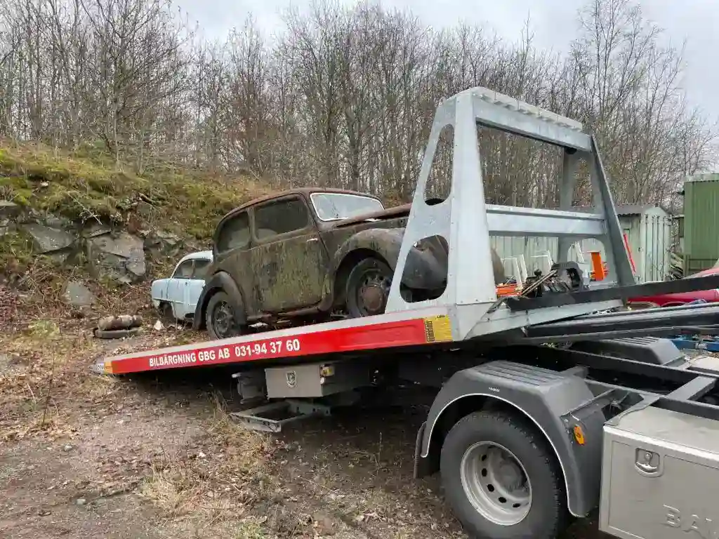 Gammal bil i Göteborg hämtas för skrotning efter värdering och bokad transport