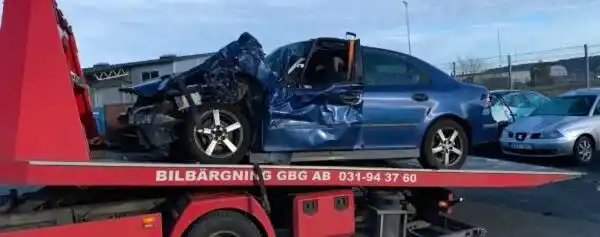 Bärgningsbil hämtar skrotbil medan bilägaren får Swish-betalning samma dag och visar att dokument och felbeskrivning är klara.