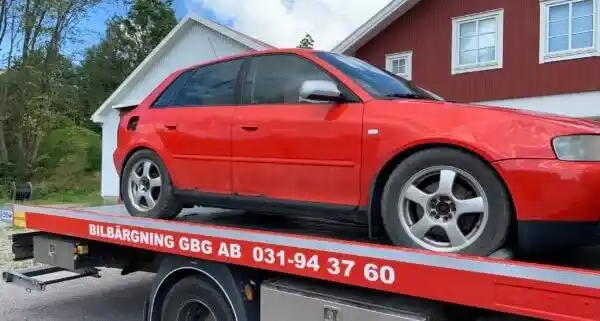Bilägare som kontrollerar skrotfirma och villkor innan skrotning för att undvika bedrägeri och säkerställa trygg betalning