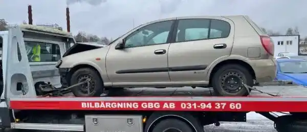 Bilägare fotograferar skrotbil och kontrollerar att den är komplett inför offert för att få högre ersättning och undvika prisavdrag vid upphämtning.