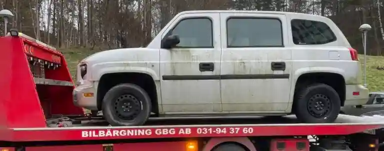 Skrotbil vägs och värderas utifrån metallinnehåll och aktuella metallpriser.