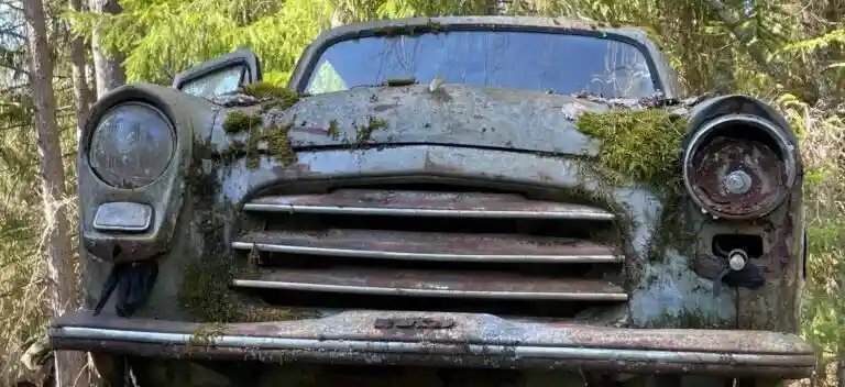 Skrotbil där metallvärdet påverkas av aktuella priser på stål och aluminium.