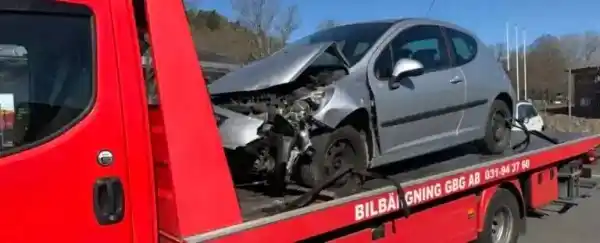 Bilägare räknar på reparationskostnad och marknadsvärde för att avgöra om skrotning är mer lönsam än att sälja bilen.