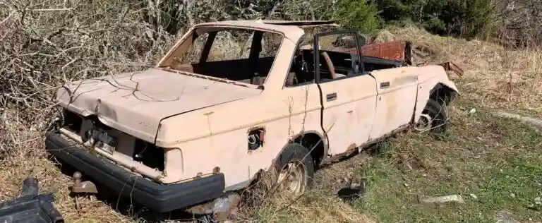 Trasig bil som står oanvänd på uppfart i Göteborg och behöver hanteras eller transporteras bort.