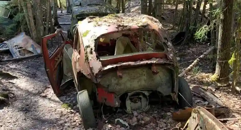 Trasig bil parkerad på uppfart i Göteborg som blivit ett stillastående problem och behöver transporteras bort.