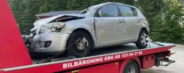 Förstörd bil som värderas av uppköpare där reservdelar, metall och bilens skick avgör ersättningen.