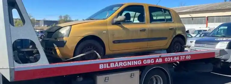 Hämtning av skrotbil i Stenungsund med bärgningsbil