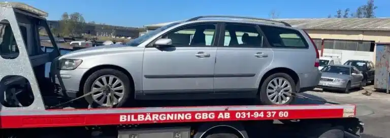 Äldre skrotbil i Stenungsund innan hämtning och återvinning
